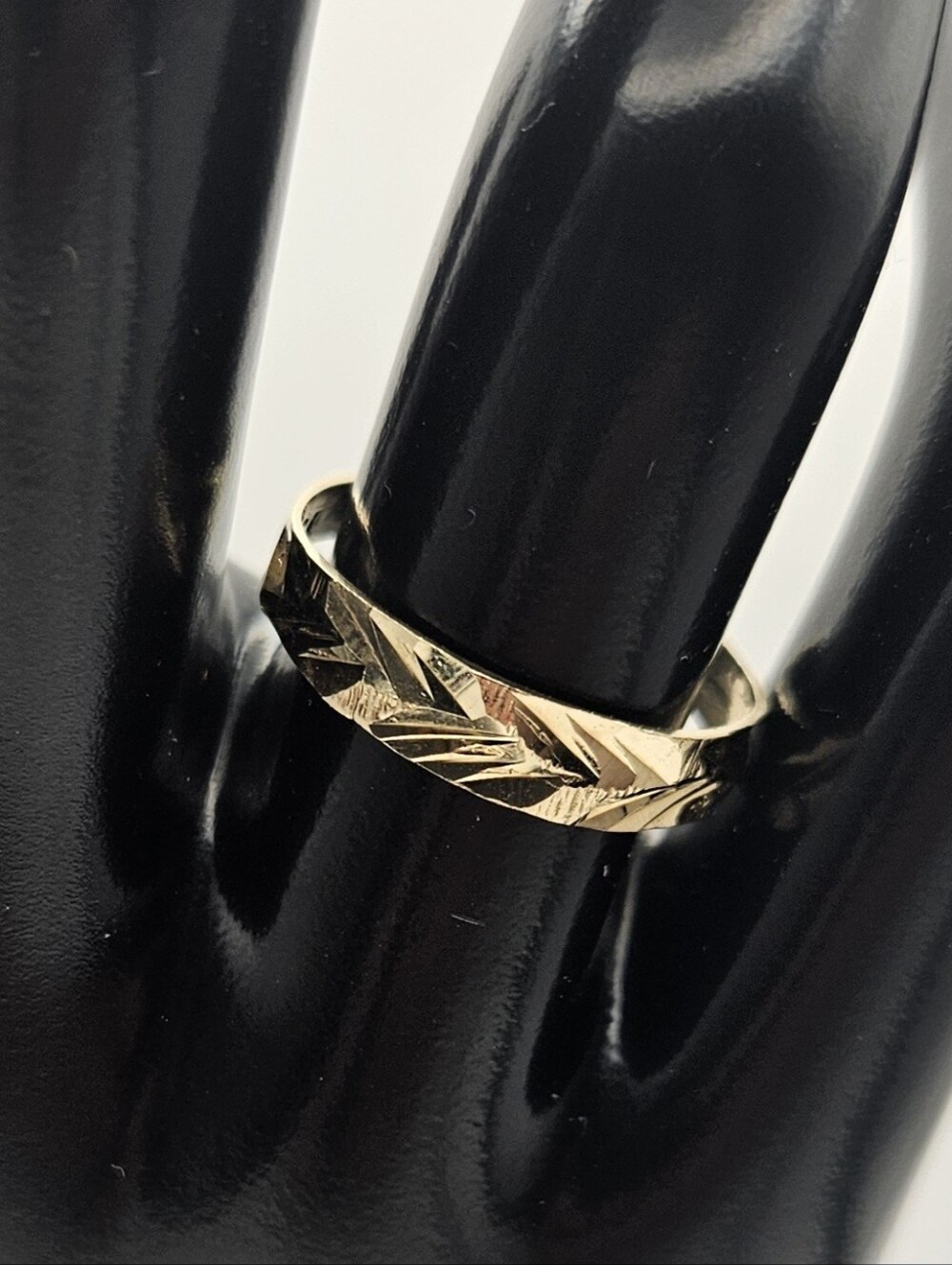 14K Yellow Gold Diamond Cut Chevron Band Ring 0.9g Textured Stackable Size 6.5